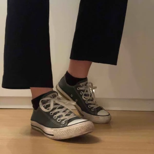  - Skogsgröna sköna converse. Använda men inte slitna!