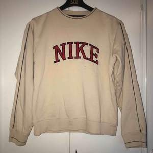 Såååå snygg Retro Nike sweatshirt i en perfekt beige färg 💖🦋💖 Sitter oversize på mig som brukar ha S/M. Högsta bud 370 just nu 🥰