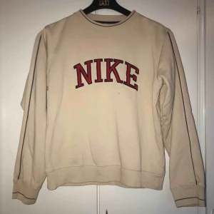  - Såååå snygg Retro Nike sweatshirt i en perfekt beige färg 💖🦋💖 Sitter oversize på mig som brukar ha S/M. Högsta bud 370 just nu 🥰
