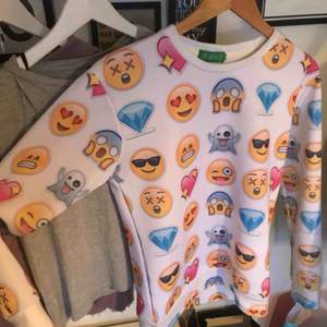 Säljer en emoji tröja 😊😍😘😂😀😁😆😜😝