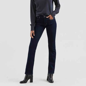  - Jätte snygga oanvända Levis jeans, köpt för ett år sedan kan ej använda dem pga för små i storleken. Köparen står för frakt. Bara att skriva så skickar jag bättre bilder!