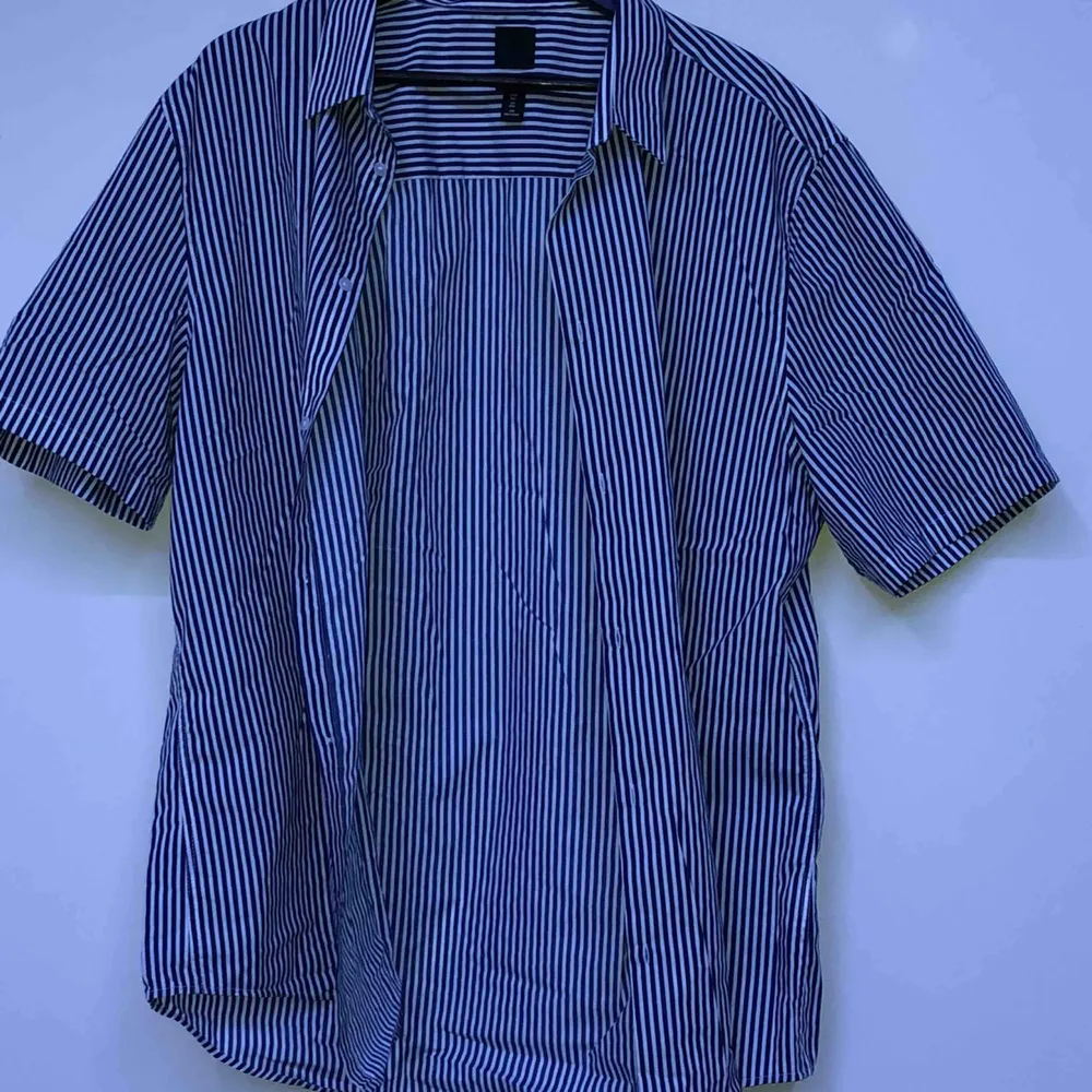 oanvänd, oversized kortärmad skjorta från h&m.  köparen står för frakt eller möts upp o sthlm :). Skjortor.