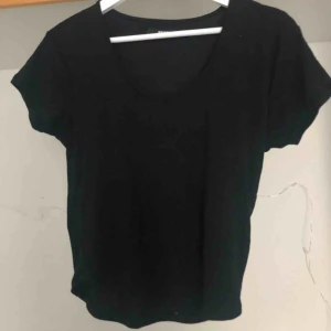  - Basic T shirt från Bik Bok. Bra skick, köpte den ett år sedan