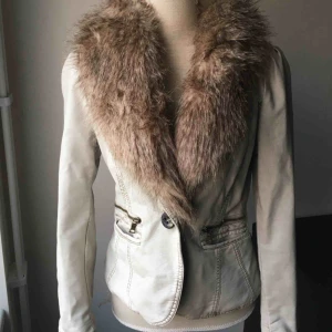  - Läder jacka från Guess storlek M. Pälsen går att ta av.  
