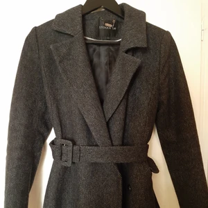 Kappa - Grå kappa från Sthlm LM. Stl 36  Finns i Västerås eller skickss mot frakt.