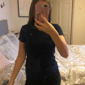 Gant t-shirt - Snygg marinblå gant t-shirt. Knappt använd så i väldigt bra skick. Jag är S och den passar på mig som ni ser på bilden. Köpare står för frakten! ÄKTA!!