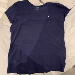  - Blå Ralph Lauren T/shirt. 