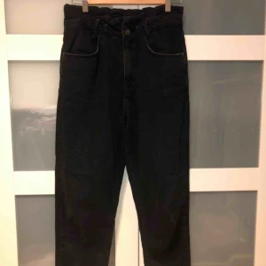  - Mom jeans i lite kortare modell från Zara. Använda fåtal gånger, man kan sätta i snöre i midjan.
