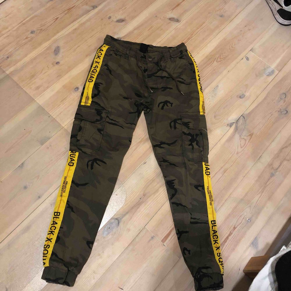 Oanvända black squad camo byxor | Plick Second Hand