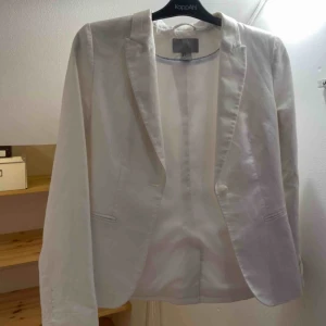  - Vit kavaj från HM i bomull! Använd ett fåtal gånger.