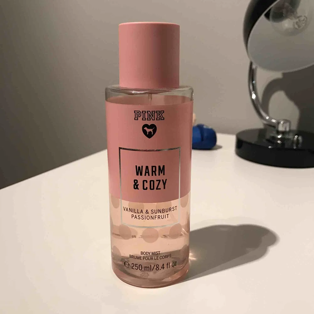 En helt ny underbar parfym ifrån Victoria Secrets Pink!💞 Väldigt fräsch och härlig doft perfekt till vilket tillfälle som helst, frakten står köparen för💘 Endast testad på och säljes pga har för många parfymer😙. Övrigt.