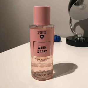  - En helt ny underbar parfym ifrån Victoria Secrets Pink!💞 Väldigt fräsch och härlig doft perfekt till vilket tillfälle som helst, frakten står köparen för💘 Endast testad på och säljes pga har för många parfymer😙