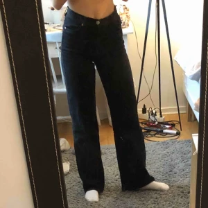  - Så snygga jeans från monki i modellen yoko! Har älskat de här men använder tyvärr inte längre🥺 Kan mötas upp i Stockholm men annars tillkommer frakt💖