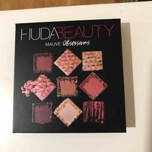  - Tyvärr var detta inte mina färger. Knappt använd har provat 2-3 färger det ser man på bild 2. Plasten på spegeln är fortfarande kvar (bild 3) Kan diskutera  priset, köparen står för frakten❤️ NYPRIS RUNT 250-270kr beror på var man köper den. 