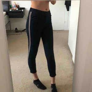  - Mörkblå jeans från bikbok storlek M, är lite för tajta på mig med storlek M/38/28 i byxor så skulle rekomenderas till någon med S/36/26-27💞använd ett fåtal gånger då jag främst tyckt att dem vart för korta på mig som är 178cm