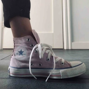  - Rosa converse i high-top modell med coola detaljer: ljusblåa sulor under och blommiga på insidan! Lite tjockare sulor men inte riktigt plattform-skor.  Möts upp inom Sthlm !