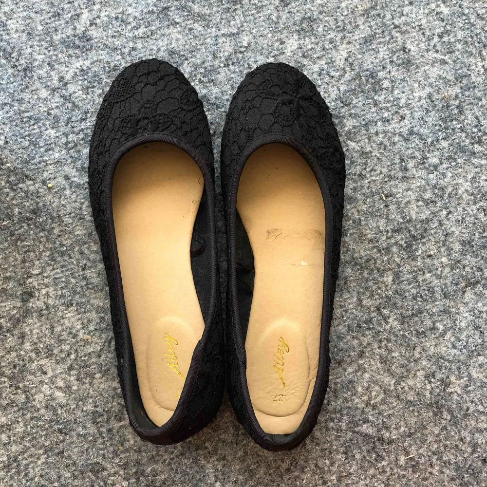 Svarta ballerina skor som knappt är använda  Storlek 37, ord pris 199:- Från ett djurfritt/rökfritt hem Skickas runtom i Sverige, inga returer, säljes i samma skick som foton ovan.. Skor.