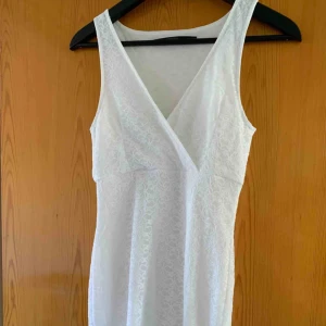  - Säljer min tajta vita spetsklänning från Bubbleroom, strl xs, pris 100, kan frakta men du får betala frakten själv (63kr), annars möts jag upp i Stockholm, betalning sker via swish, hoppas det är något för dig!☺️
