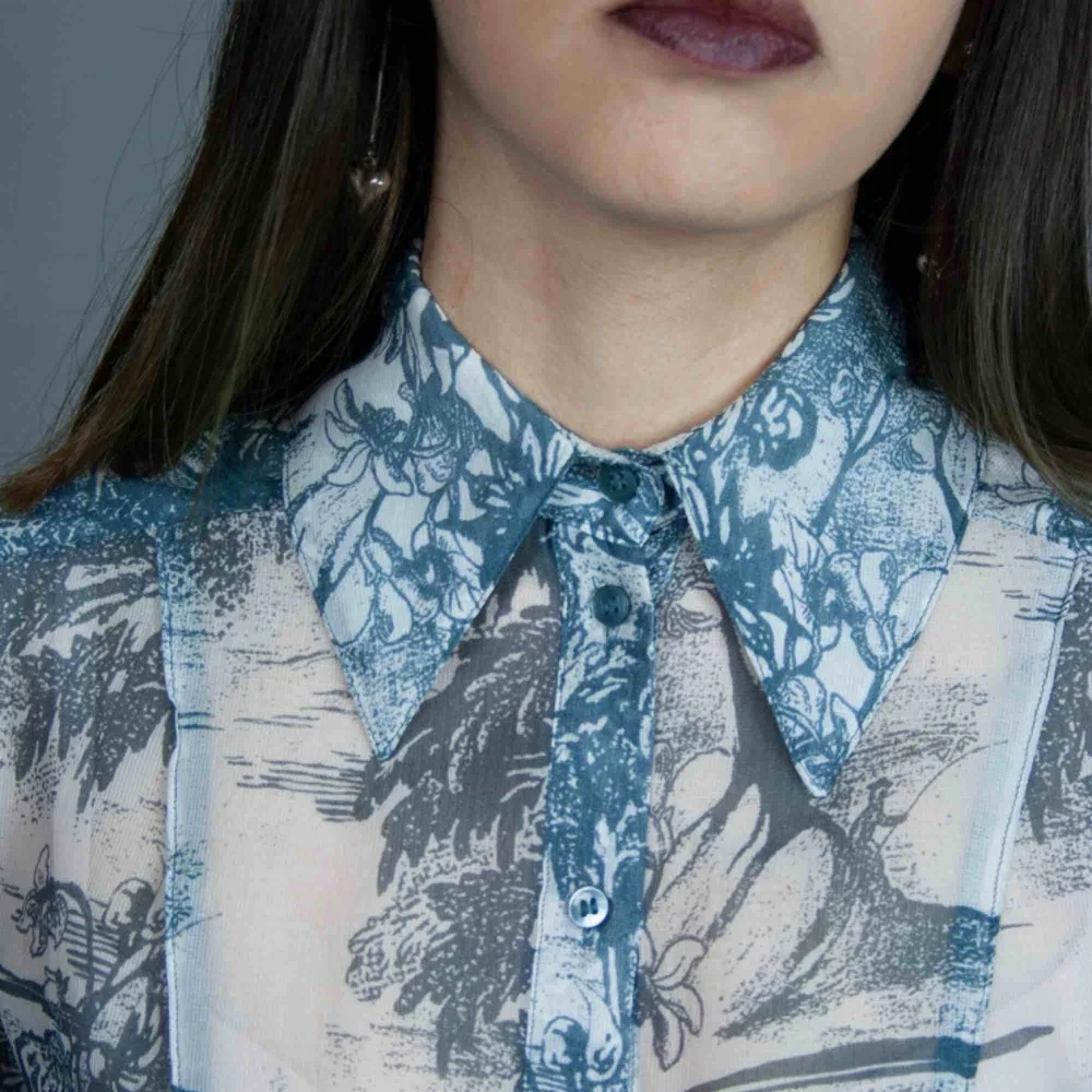H&M Conscious Exclusive SS18 silk mix floral landscape patterned shirt in grey blue size XS SIZE Label: EUR 34, fits best XS Model: 165/XS Measurements (flat): Length: 56 cm pit to pit: 44 cm Free shipping. Skjortor.
