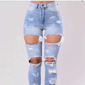  - Slitna jeans från Fashion Nova
