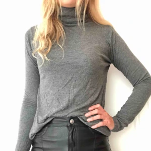  - Mörkgrå tröja från Åhléns, använd enstaka gånger. 