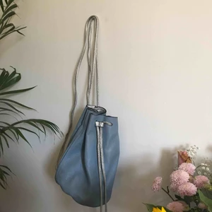  - Väska i blått läder & other stories Läder imitation med silver detaljer! Super söt