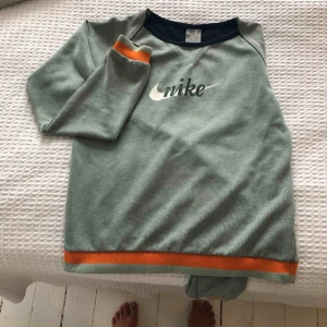  - En vintage Nike långärmad. Jag har använt den 2 gånger. Sitter perfekt som en S 