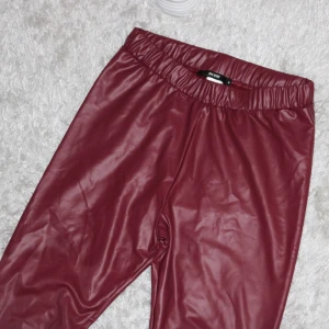  - Skinnimitation byxor från BikBok, storlek M.  Köparen står för frakten.