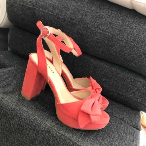  - Fina fina klackar inköpta för studenten. Nypris var 600kr från Nilsson shoe. Sitter jätte skönt på fötterna och är ca 10 cm höga. Passar för 38 samt 39. 🌷