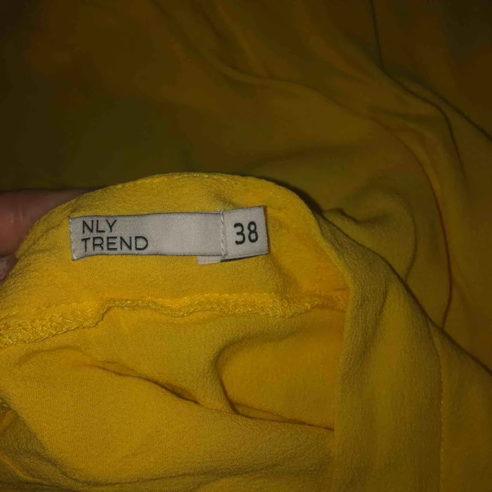 Gul gullig kjol ifrån Nelly💥 första bild ifrån Kenzas blogg :) använd 1 gång och köparen betalar frakt 🌼. Kjolar.