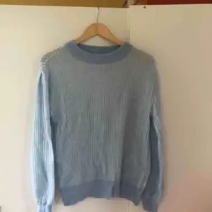 Ljusblå tunt stickad tröja från Visual Clothing Project. Storlek S men är väldigt stretchig. Är i nyskick.