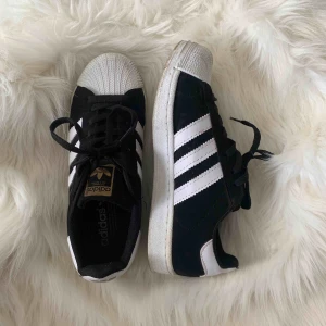  - Adidas svarta superstat skor i bra skick, användes bara tre gånger 
