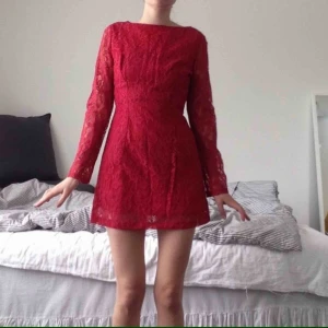  - Röd spetsklänning, minikjol. Dragkedja där bak. Köpt second hand. Använt en gång.   Bor i tallkrogen, kan mötas upp där lr centralt i sthlm. 