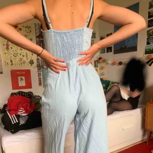  - Byxdress från Bershka. Aldrig använd, nypris ca 400. Trekvartslånga ben. 