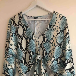  - Fin blå snakemönstrad blus från Gina Tricot💙 aldrig använd