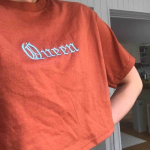  - Snygg T-shirt med coolt tryck! Bra skick, kan fraktas mötas upp eller bytas.