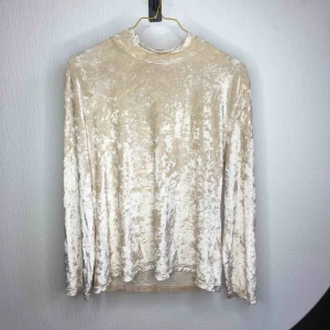  - Superfin polotröja i sammetsmaterial. Färgen är gulvit. Sparsamt använd ✨ finns i Malmö eller skickas mot frakt ⭐️