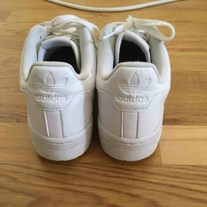  - Adidassneakers i strl 36 2/3. Passar också 37. Modellen Adidas Team Court. Använt 1-2 ggr pga för stora för mig och därmed ett mycket fint skick.     Frakten inkluderad i priset, priset kan också diskuteras. Lådan följer med vid leverans ❤️