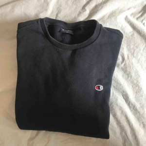  - Champion sweatshirt. Det står att det är xl men passar mer som en medium eller small enligt mig. Bra skick