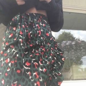  - Jättesnygg mörkgrön leopardkjol köpt på Chelsea, aldrig använd💚💚💚💚