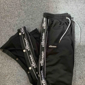  - Snygga ellesse byxor med knappar. Köpta på JD förra året för 1000kr, Använda ungefär 4 gånger. Strl 38, motsvarar en medium men passar bättre på någon som är en S. Möts upp i Örebro med omnejd, fraktar men köparen står för frakten!:)