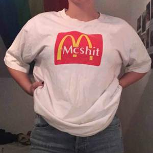 Oversized Mcshit röd gul & vit t-shirt (priset kan ändras)