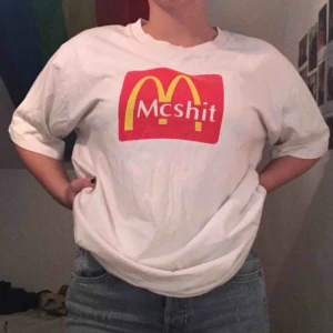  - Oversized Mcshit röd gul & vit t-shirt (priset kan ändras)