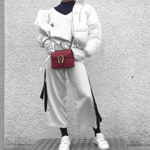  - En cream fabric byxa i en high-wasted modell. Älskat dessa byxor men nu är det dags för någon annan att njuta av dem. Använda ett antal gånger och är i bra skick.  