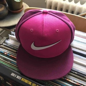  - Nike keps i fint skick. One Size. Hämtas i Uppsala eller skickas mot fraktkostnad 