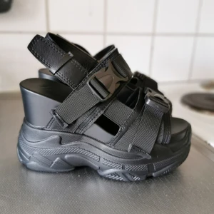  - Helt nya skor som tyvärr var för små var 39 men passar 37! Frakt tillkommer på 115kr 