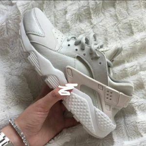  -   Ett par nya och fina skor från nike i modellen huarache. Dem är som nya och använda ett fåtal gånger!! Kan mötas upp i jönköpings området eller kan frakta, kan även gå ner i pris vid snabb affär. Nypris ca 1299!! :)