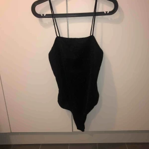  - En svart body med lite glitter i storlek S.  Jag har inte kunnat använda då den är för liten för mig! 