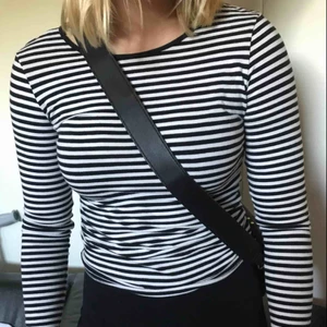  - En randig lpngärmad från hm som jag andvänt två gånger, köpt för ett år sedan och är jätte skön. Frakt tillkommet.❤️❤️❤️