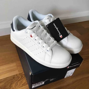  - Helt nya sneakers från Champion, sitter mjukt och skönt. Sitter snyggt, ser coola ut och passar med allt, perfekta vita sneakers.     Alla tags på och original låda. 